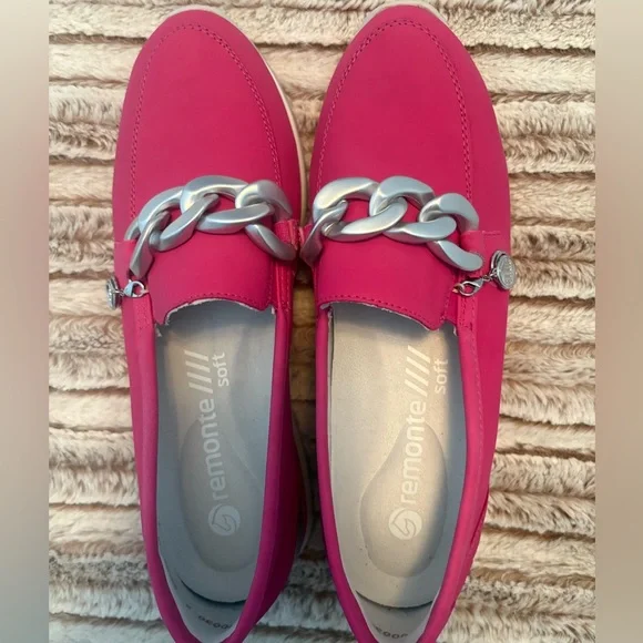 Remonte Fuchsia Loafers with Silver Chain - Picture 1 of 6